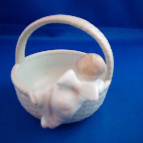 Vintage 1980s Fitz & Floyd porcelain basket with angel on edge - Picture 2 of 7